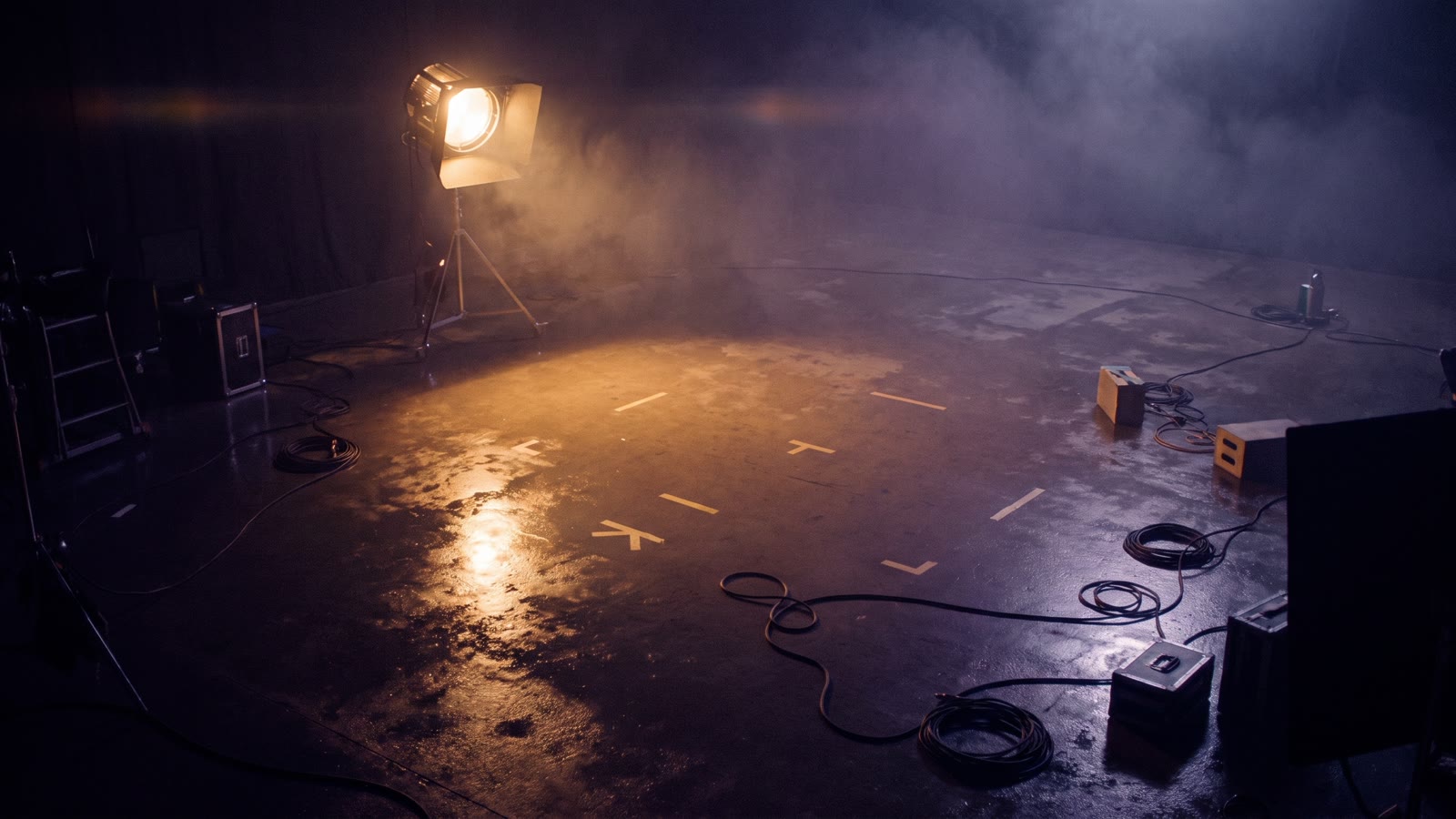 Un plateau de tournage vide, une lumiere posee, les marques au sol